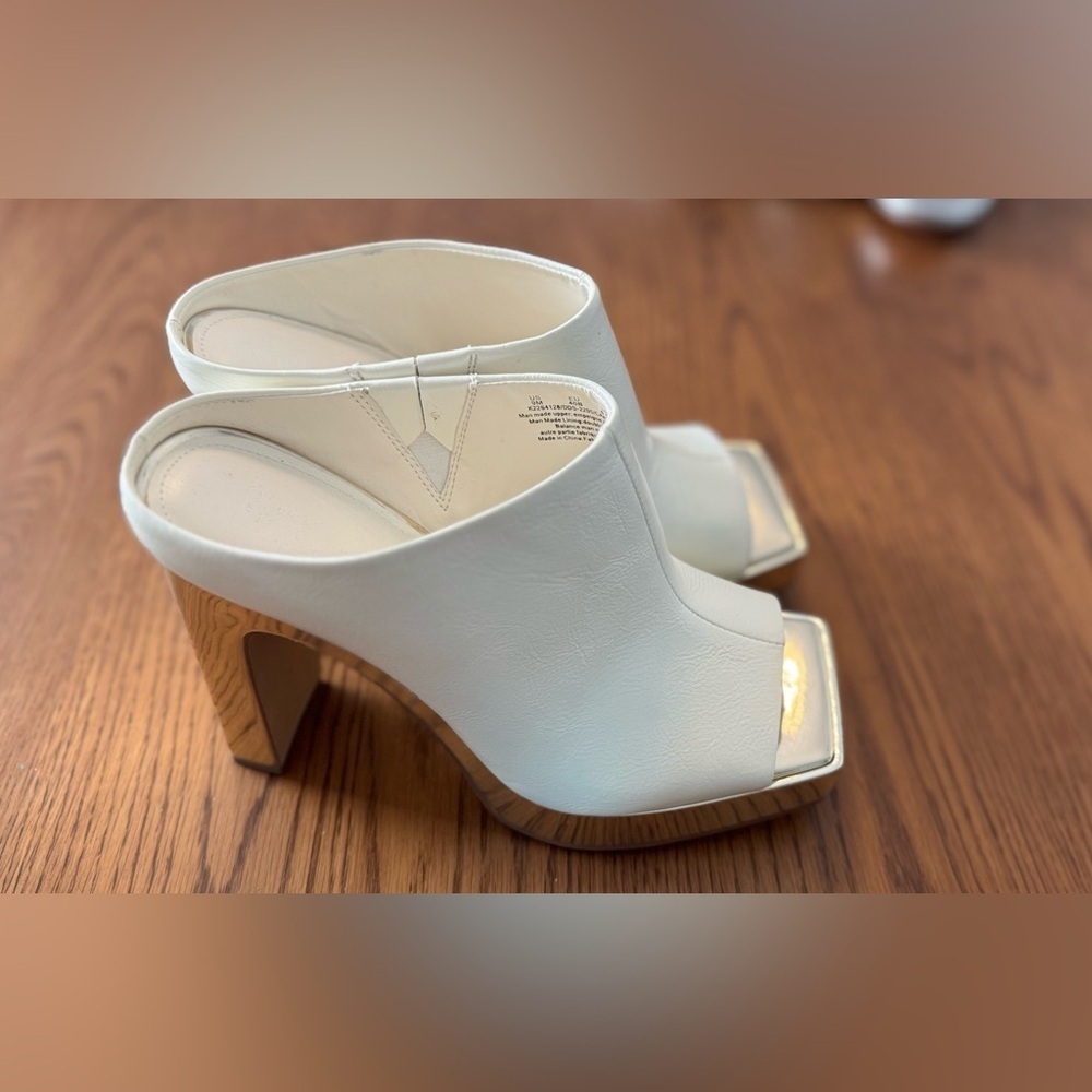NWT DNKY Elegant Cream and Silver Women's Mules - Picture 4 of 8